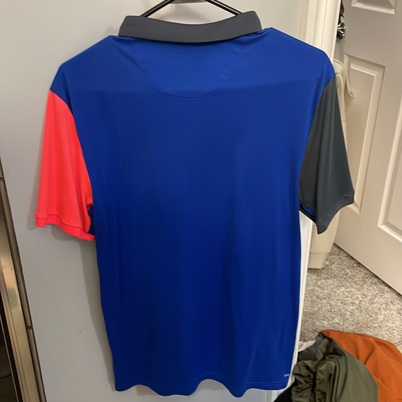 It’s a large but fits like a medium - Picture 2 of 3